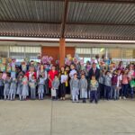 DIF Tulancingo y voluntariado entregaron camisas a alumnos de la escuela primaria bilingüe Leona Vicario