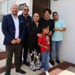 Alcaldesa Lorena García y empresarios entregan casa amueblada a ganadora de celebración del día de las madres